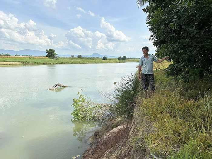 Người dân bất an vì sạt lở ven sông