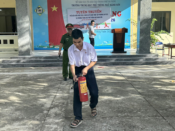 Trang bị kỹ năng phòng cháy chữa cháy cho học sinh