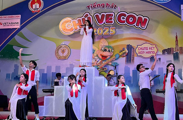 Tiếng hát bay cao từ sân trường