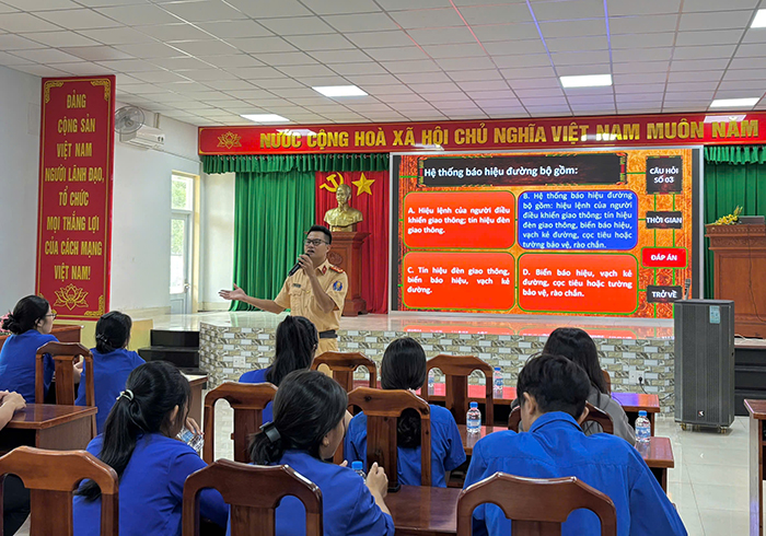 Tuyên truyền ATGT kết hợp hoạt động an sinh xã hội