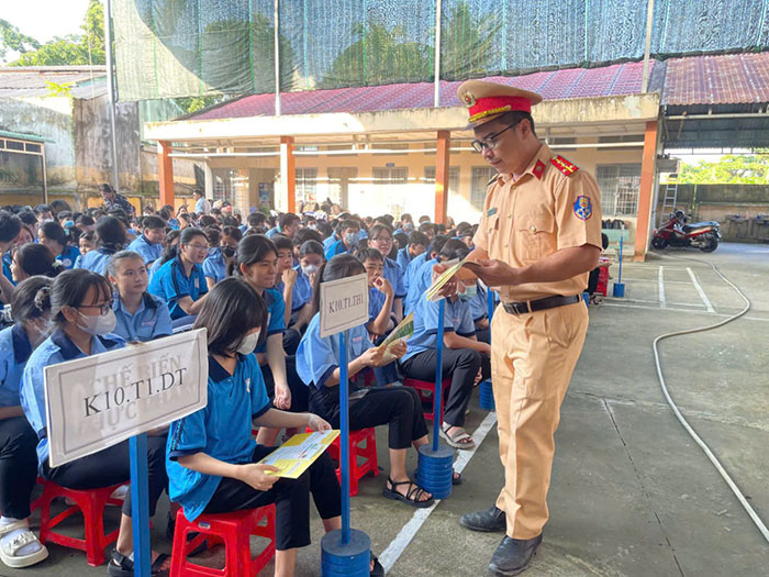 Kỹ năng giúp học sinh sử dụng xe điện an toàn