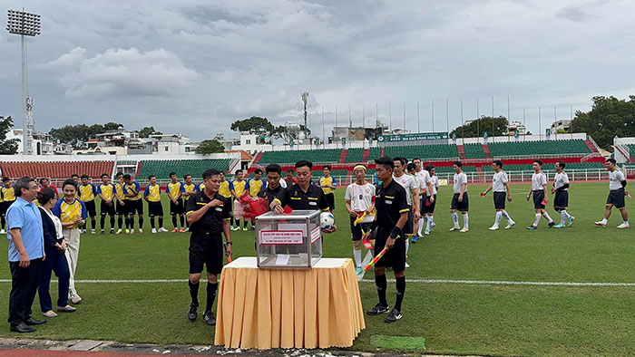 Trận bóng giao hữu trên sân Thống Nhất quyên góp 2 tỷ đồng ủng hộ Cuba