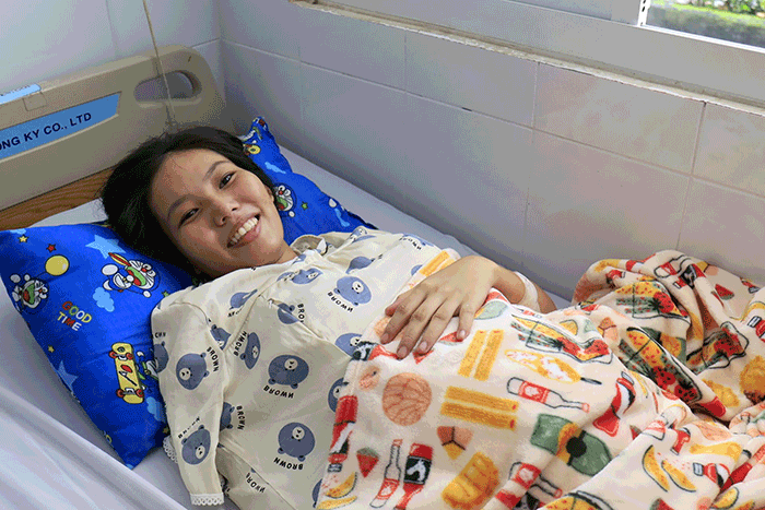 Người mẹ trẻ mang song thai xúc động sau ca ghép tạm bàn tay vào chân: “Giữ được con, giữ được tay đã là may mắn lớn”