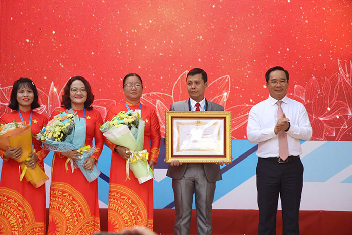 Chủ tịch UBND TP.HCM dự khai giảng tại Trường THPT Trần Phú