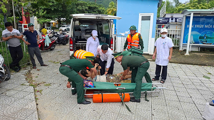 Miền Trung: Trường lớp tan hoang, dân vùng tâm bão chạy đua cứu người