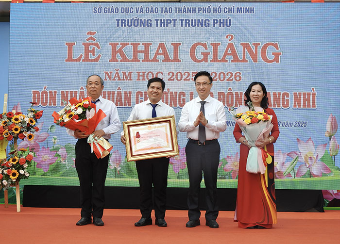 Ngày khai giảng nhiều ý nghĩa tại Trường THPT Trung Phú