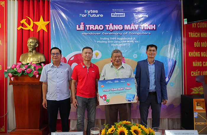 1.300 học sinh tỉnh Đồng Nai được trang bị máy tính trong năm học mới