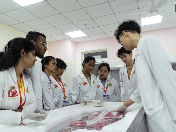 Khoa Y Trường Đại học Nam Cần Thơ nhận giải thưởng xuất sắc trong giáo dục từ Hiệp hội QAHE