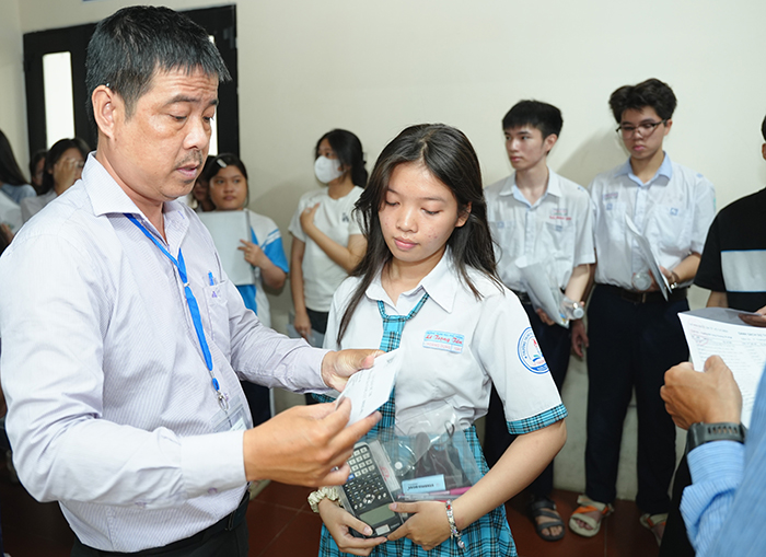 Nhà giáo không được ép phụ huynh, người học đóng góp các khoản tiền, hiện vật trái pháp luật