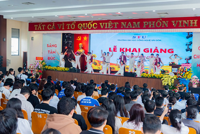 Trường ĐH Công nghệ Sài Gòn trao tặng nhiều học bổng cho sinh viên năm học mới
