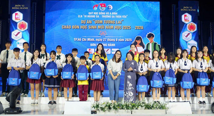 Quỹ học bổng Vừ A Dính tuyên dương 240 em học sinh giỏi 