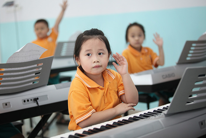 Bốn nhóm chuyên gia, nghệ nhân, nghệ sĩ, vận động viên… được ưu tiên mời tham gia các hoạt động giáo dục trong trường phổ thông