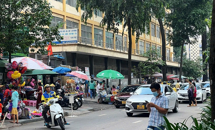 Hàng rong bao vây bệnh viện TP.HCM