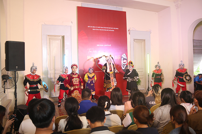 Học sinh, sinh viên tìm hiểu về hát bội