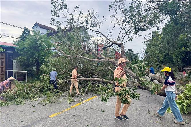 Thủ tướng Chính phủ yêu cầu khẩn trương hỗ trợ nhân dân khắc phục hậu quả bão số 10 và mưa lũ