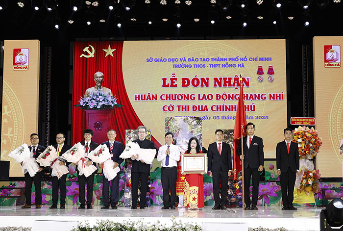 Trường THCS-THPT Hồng Hà đón nhận Huân chương Lao động  hạng Nhì