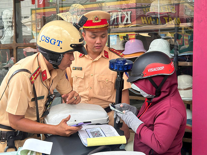 Người dân thành phố ủng hộ việc nộp phạt giao thông qua QR code