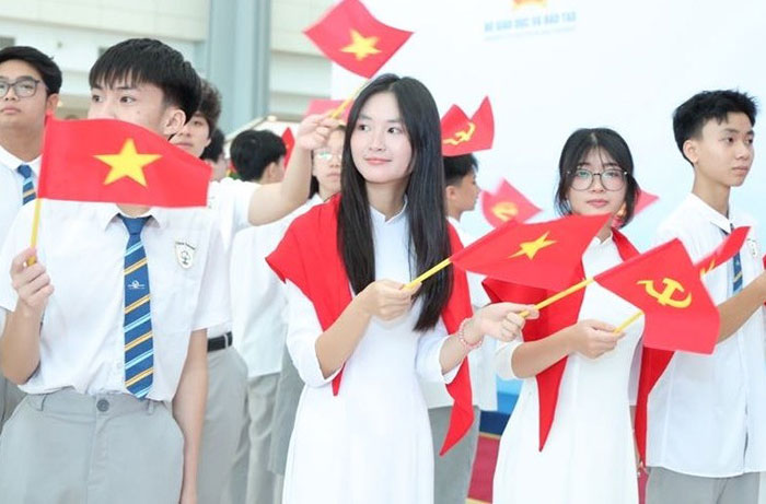 Khoảng 1,6 triệu giáo viên và 26 triệu người học lần đầu tiên cùng chào cờ, hát Quốc ca trong lễ khai giảng đặc biệt