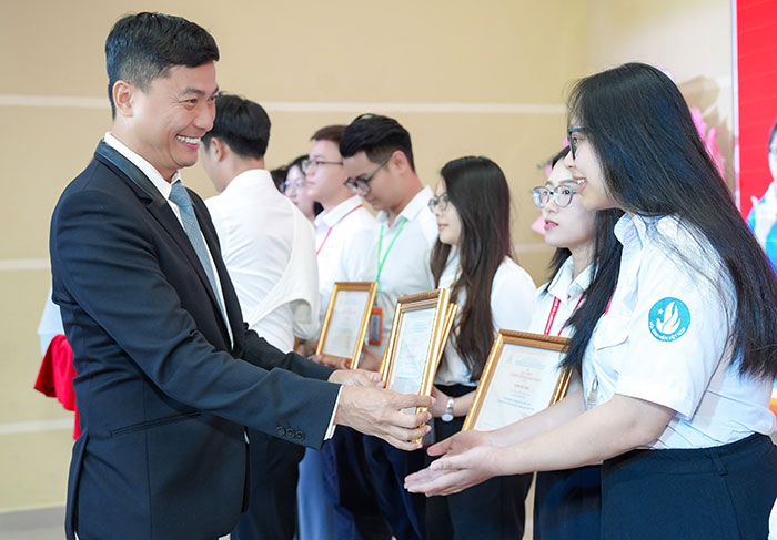 Trường ĐH Kinh tế – Tài chính TP.HCM trao 30 tỷ đồng học bổng cho tân sinh viên nhân kỷ niệm 18 năm thành lập