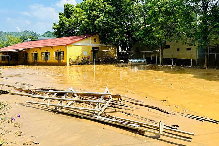 Bộ GD-ĐT yêu cầu lên phương án ứng phó với bão số 10 trong khi bão số 9 đang đổ bộ vào đất liền