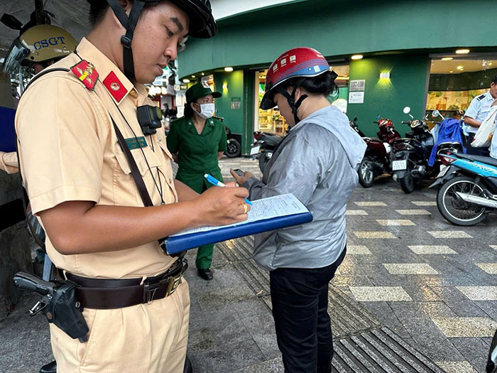 TP.HCM xử phạt hơn 100 trường hợp đi xe máy trên vỉa hè