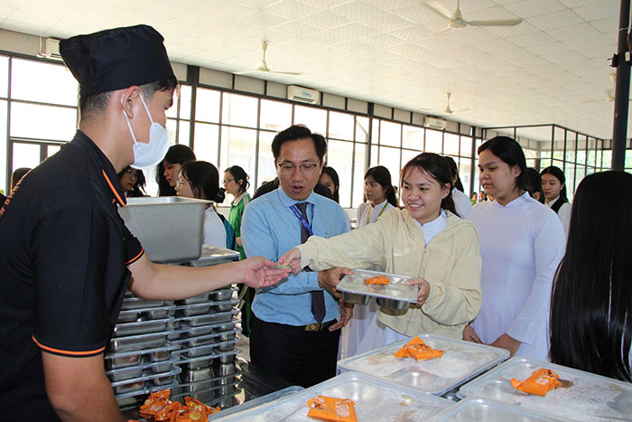 Ăn bán trú “chuẩn nhà hàng” như học sinh trường Tây Thạnh