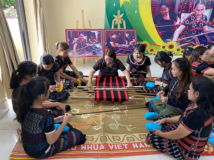 Khi học trò giữ “sợi chỉ” của núi rừng