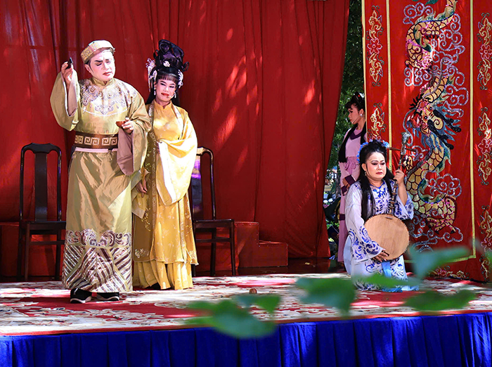 Học sinh xem hát bội tại di tích lịch sử