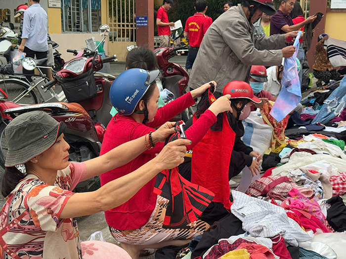 “Phiên chợ không đồng” mỗi quý họp một lần của Trường THPT Tạ Quang Bửu, TP.HCM