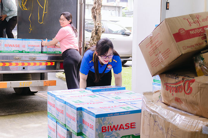 TP.HCM gửi hơn 70 tấn hàng hỗ trợ đồng bào vùng bão lũ