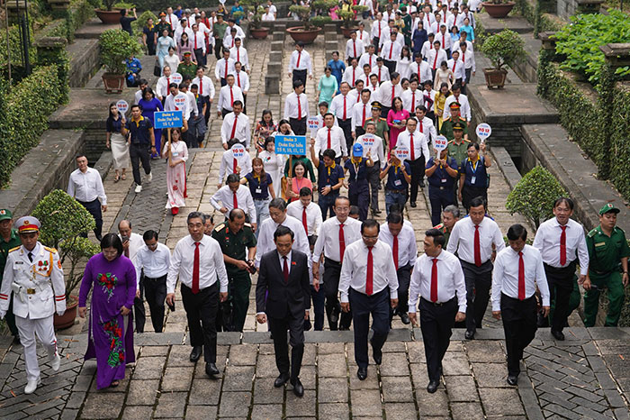 Đoàn đại biểu Đại hội Đảng bộ TP.HCM dâng hương tưởng niệm các Vua Hùng