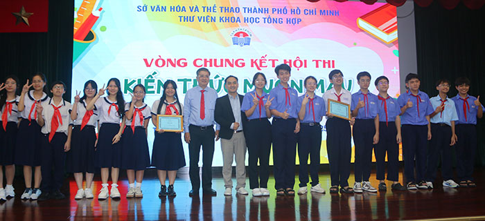 Trao giải Hội thi “Kiến thức muôn màu” năm 2025 dành cho học sinh THCS
