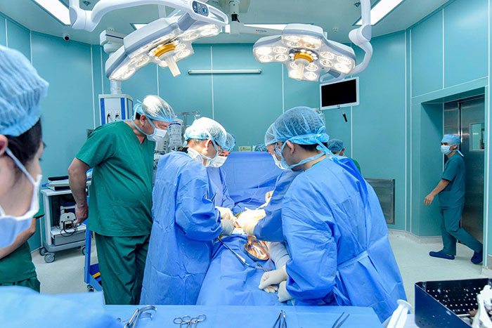 Cứu sống cô gái bị gãy khung chậu kiểu “gió thổi” hiếm gặp