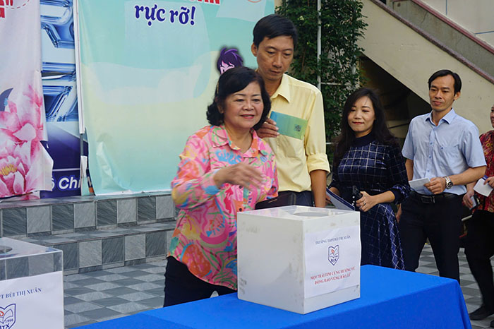 Thầy và trò Trường THPT Bùi Thị Xuân quyên góp trên 73 triệu đồng ủng hộ đồng bào vùng lũ