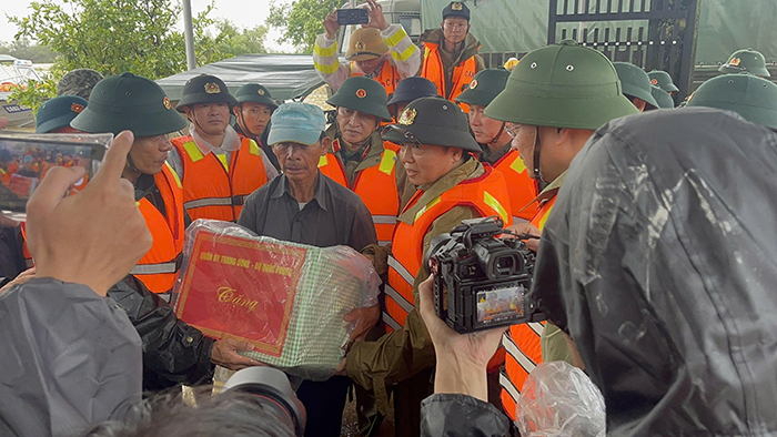 Phó Thủ tướng Trần Hồng Hà thăm hỏi, động viên người dân vùng lũ Đà Nẵng