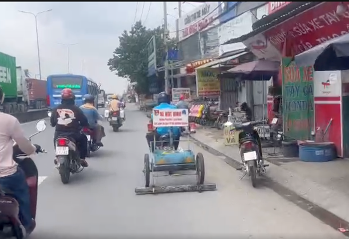 TP.HCM: CSGT thu gần 2kg đinh trên 1 tuyến đường