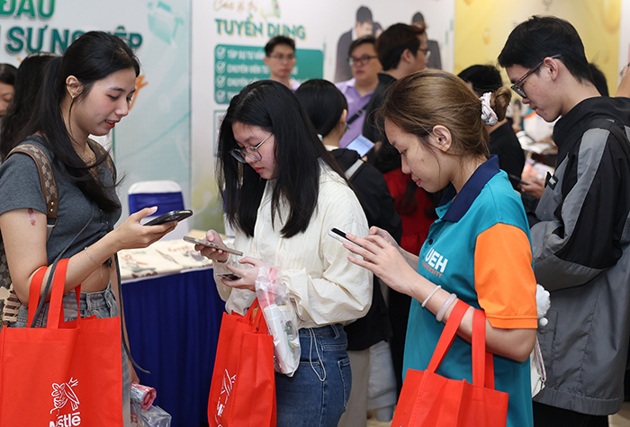 Hơn 3.000 việc làm cho sinh viên, người lao động trong ngày hội do ĐH Kinh tế TP.HCM tổ chức