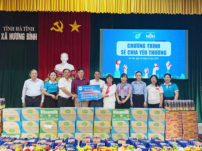 Hệ thống giáo dục NQH hỗ trợ đồng bào miền Trung 350 triệu đồng