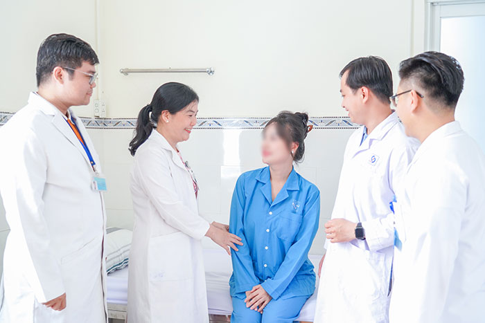 Ê-kíp bác sĩ Bệnh viện Nhân dân Gia Định bóc thành công u xơ tử cung 8cm cho bệnh nhân