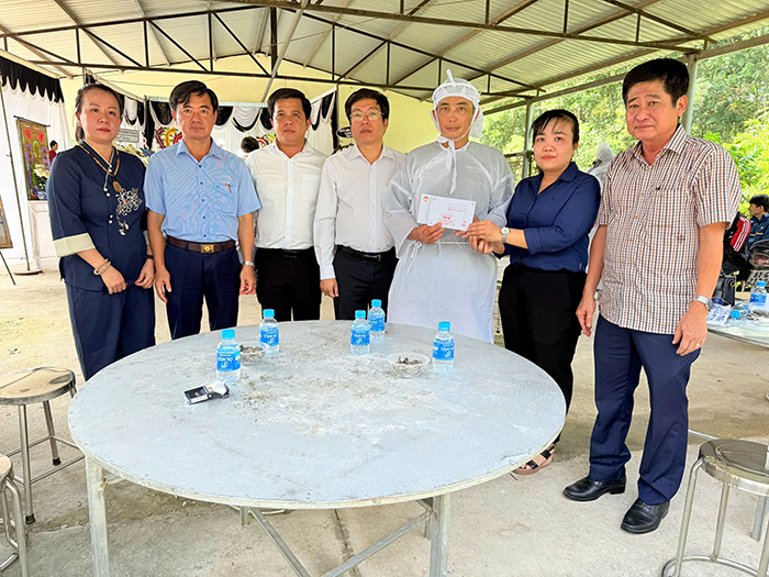 TP.HCM thăm hỏi, hỗ trợ gia đình cụ bà bị nước cuốn trôi tại xã Bàu Bàng