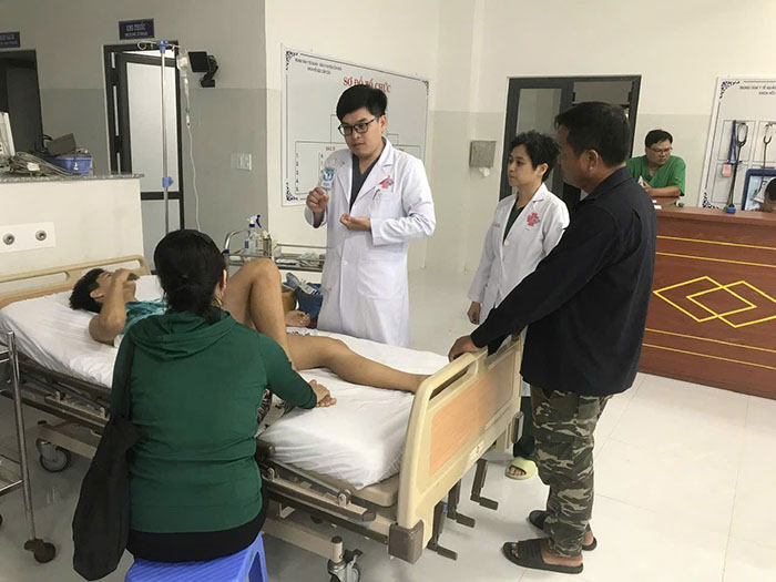 Bệnh viện Bình Dân: Bác sĩ “vượt sóng” ra đảo cứu người