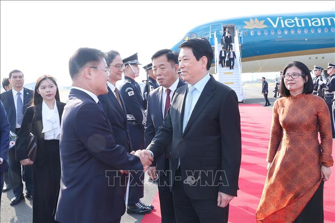 Chủ tịch nước Lương Cường đến Hàn Quốc, bắt đầu tham dự Tuần lễ Cấp cao APEC 2025