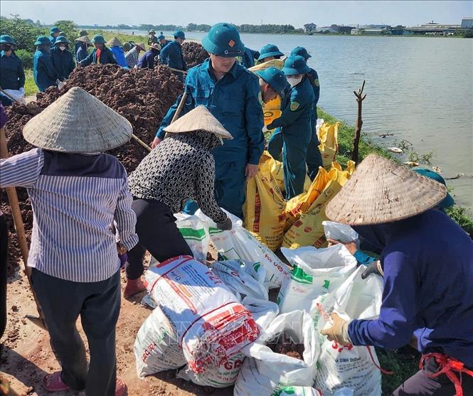 Bắc Ninh: Huy động hàng trăm cán bộ, chiến sĩ khắc phục sự cố vỡ đê bối Tiên Lục