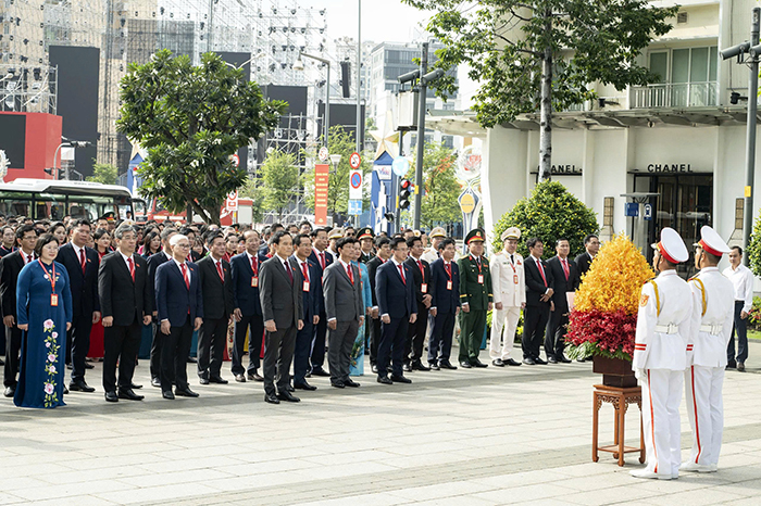 Đoàn đại biểu dự Đại hội đại biểu Đảng bộ TP dâng hoa, dâng hương tại Nghĩa trang Liệt sĩ TP và Công viên Tượng đài Chủ tịch Hồ Chí Minh