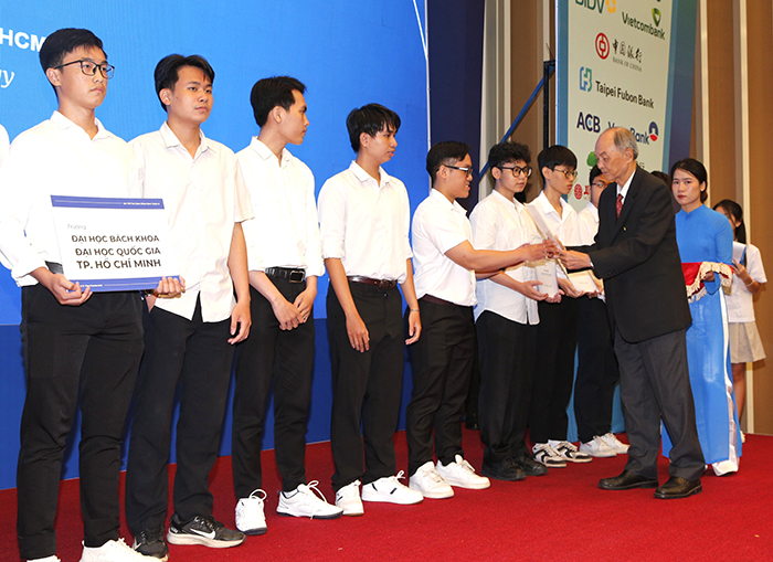 Gần 8,8 tỷ đồng học bổng Đinh Thiện Lý trao cho học sinh, sinh viên
