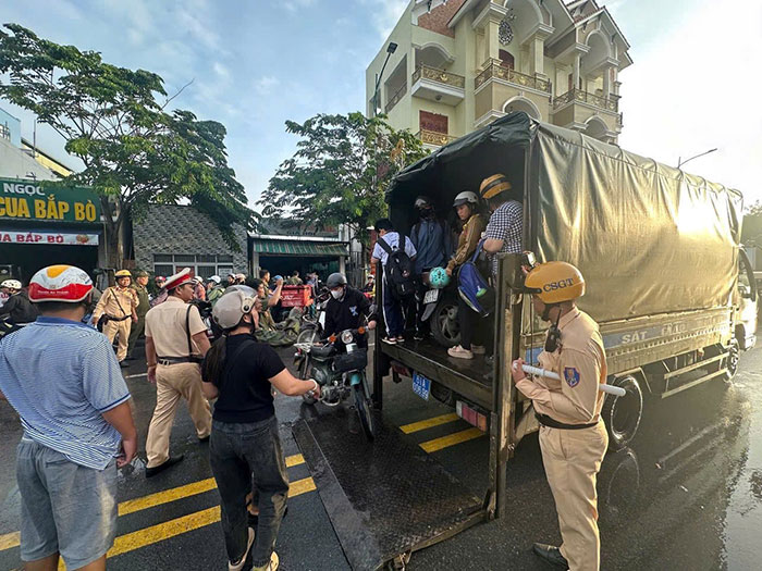 CSGT TP.HCM hỗ trợ người dân qua điểm ngập sau mưa lớn