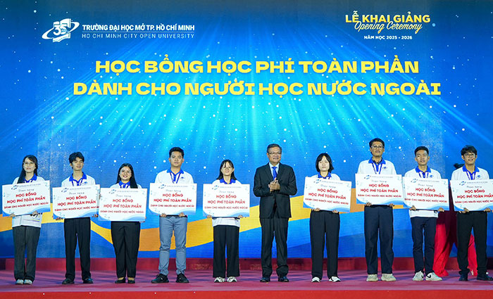 Trường ĐH Mở TP.HCM khai giảng, chào đón khóa tân sinh viên đặc biệt với gần 50% đạt học lực tốt