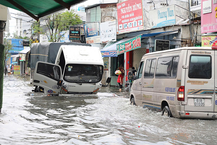 Nhiều tuyến đường cửa ngõ TP.HCM ngập sâu sau mưa lớn