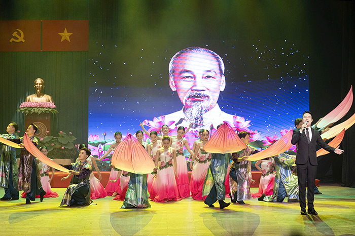 Chương trình nghệ  thuật “Dưới ánh sáng quang vinh” chúc mừng thành công Đại hội đại biểu Đảng bộ TP.HCM lần I