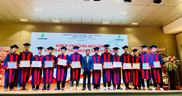 PV College khai giảng năm học mới, trao bằng tốt nghiệp cho 68 học sinh